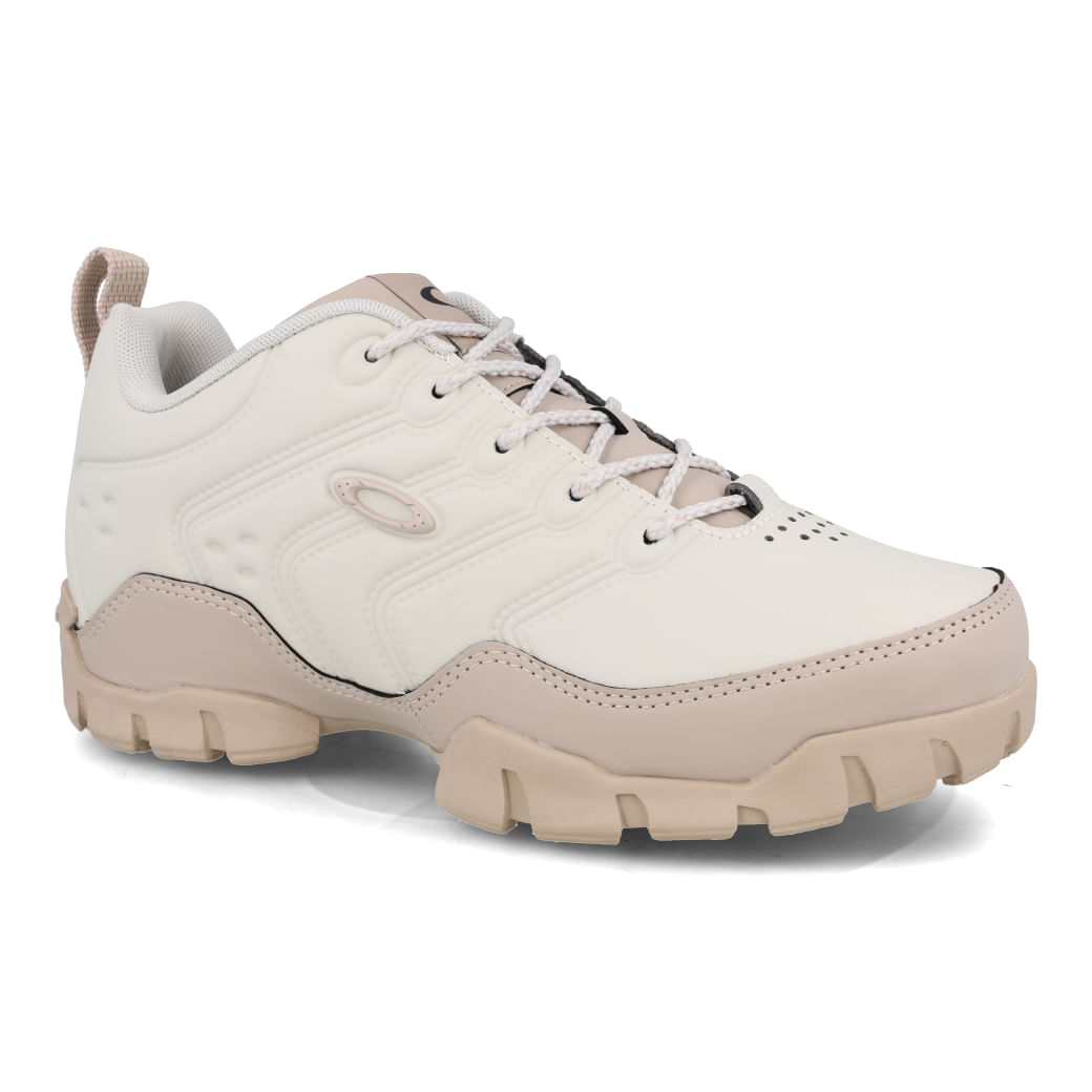 Tênis Oakley Bridge masculino branco visto de outro ângulo mostrando detalhes do solado e costuras